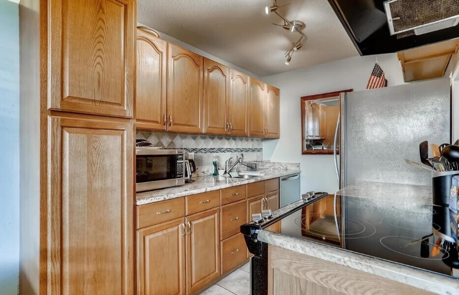 Building Photo - 1233 N Ogden St