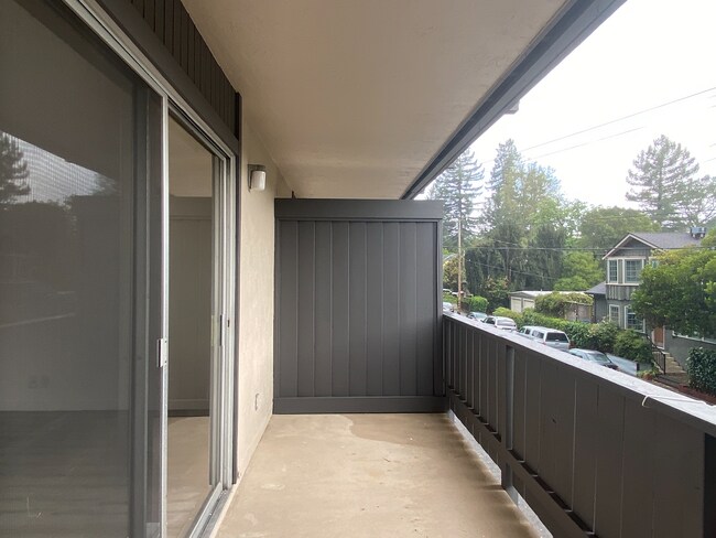 Building Photo - HUGE Stunning Remodeled 1BR/1BA Flat! Parking! -PROGRESSIVE