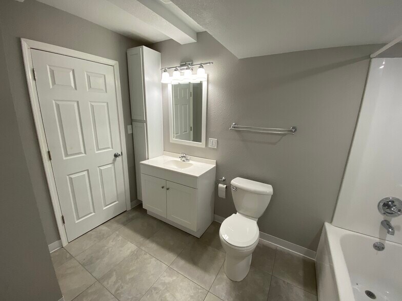 Downstairs bath - 1305 Vine St