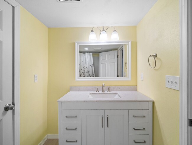Building Photo - Spacious 4-Bedroom Home w/large Outdoor Sp...