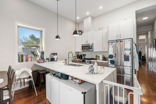 Building Photo - 178 Elm St