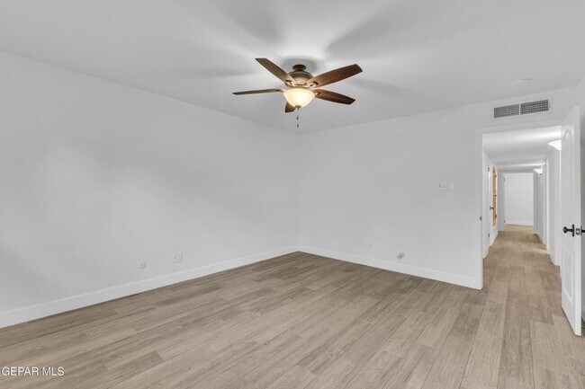 Building Photo - Come to check this beautiful house 4 bedrooms, possible 5th bed and 3 baths.