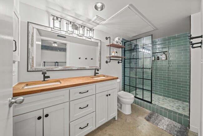 Building Photo - 2000 Bagby St