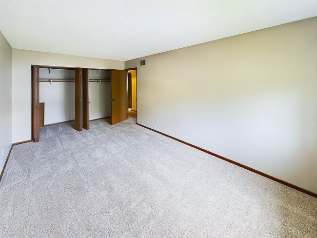 Building Photo - Maple Grove 3BR Townhome, Fully Remodeled