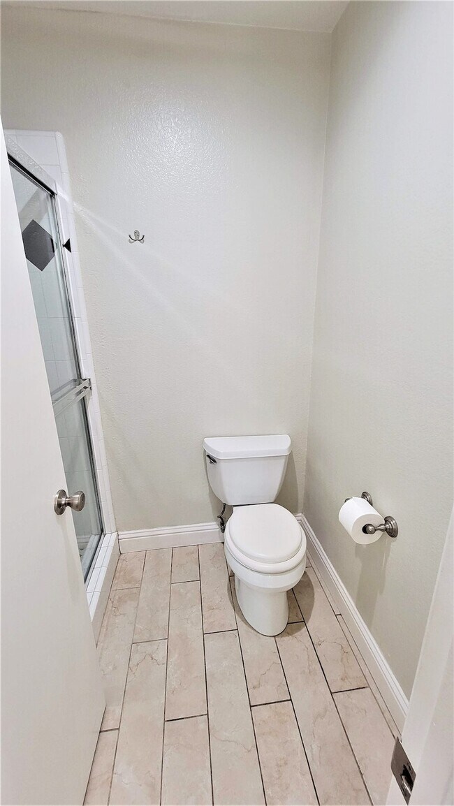 Building Photo - 37168 Meadowbrook Common, Unit 105