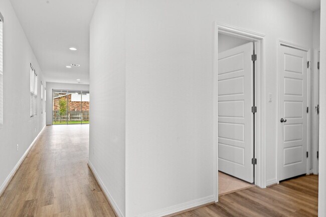 Building Photo - "Charming 3-Bedroom Home with 2 Baths in San Marcos – 1821 Sq Ft of Comfort!"