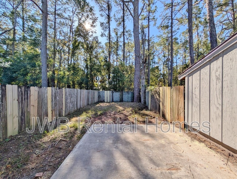 Building Photo - 5556 Bennington Dr