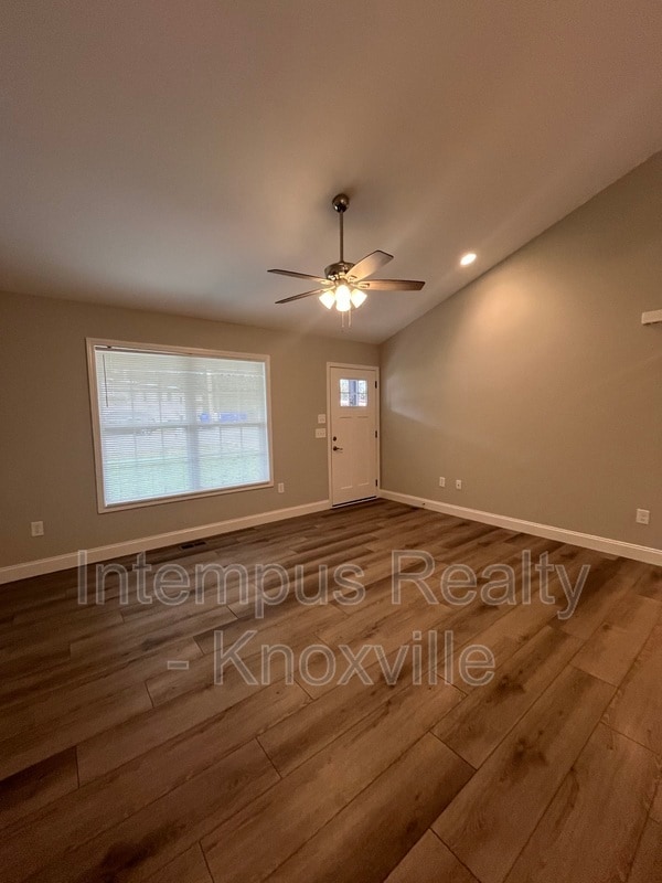 Building Photo - 355 W Outer Dr