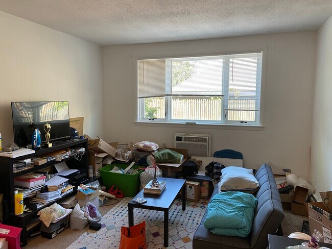 Building Photo - 52 Evergreen St