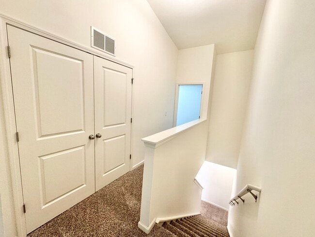 Building Photo - Charming 2 br 2.5 ba townhome covered fron...