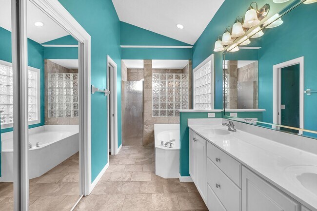 Building Photo - 506 Lakeway Dr