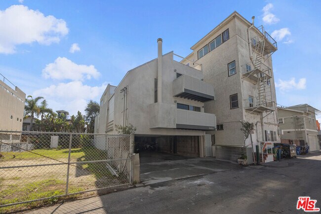 Building Photo - 21 1/2 Wavecrest Ave