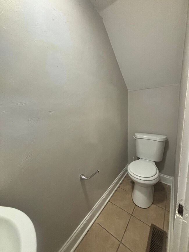 Building Photo - Well Kept 3 Bedroom 1.5 Bathroom Duplex Located in Historic Port Norfolk