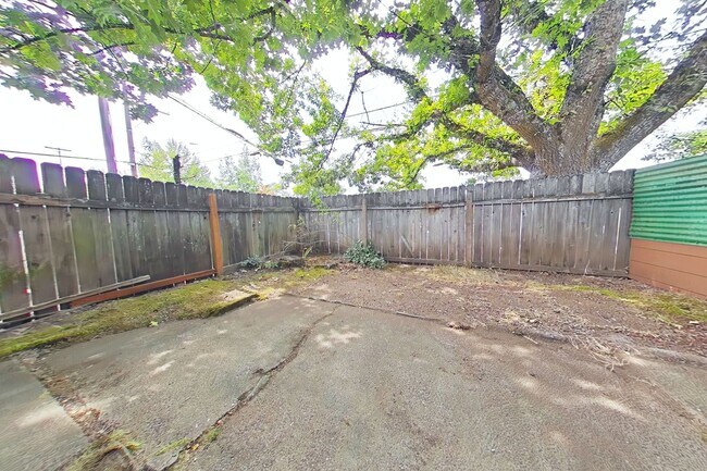 Building Photo - 1 Bedroom Duplex ~ Close to 9th St ~ Small...