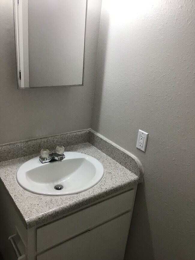Building Photo - Spacious 1 Bedroom