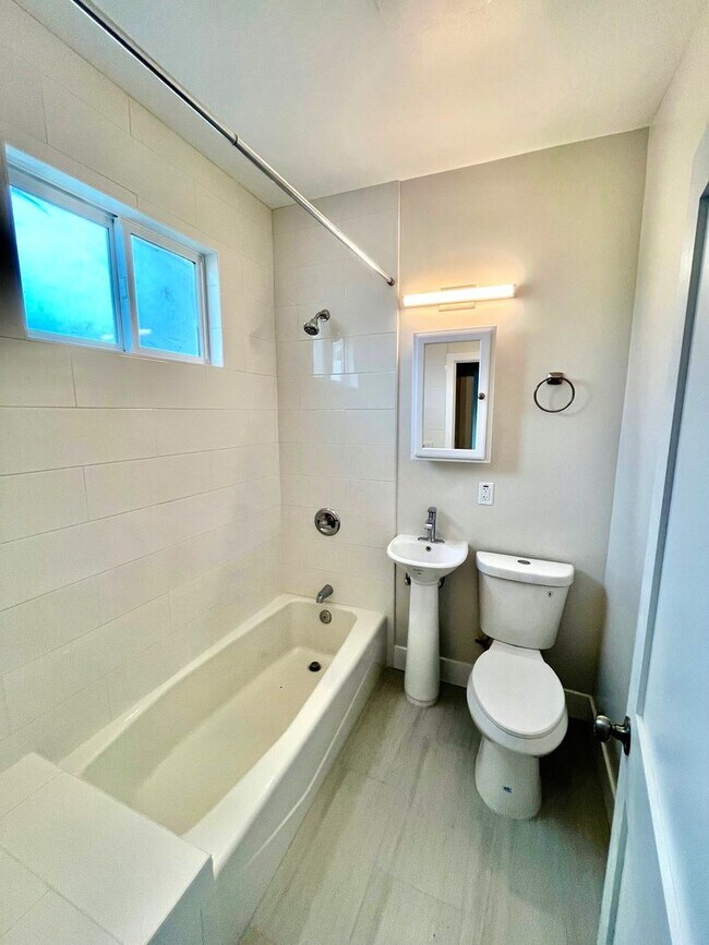 Building Photo - SPECTACULAR, TOP FLOOR 2 BED/1 BATH FULLY RENOVATED!!!