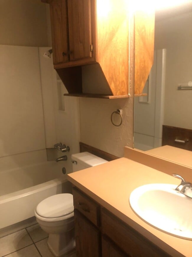 Building Photo - 3 bed, 2 bath and a 2 car garage duplex for rent in Moore near 12th Street and I-35!