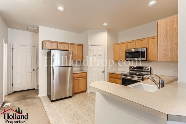 Building Photo - Spacious 3-Bedroom Home with High Ceilings...