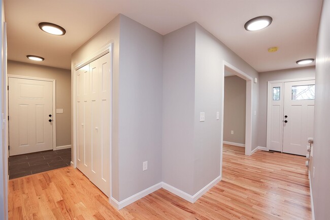 Building Photo - 231 Putnam Hill Rd