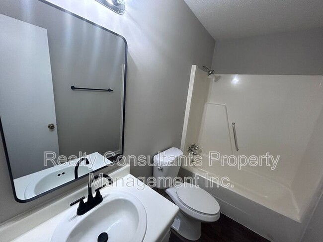 Building Photo - 115 Cox Ave