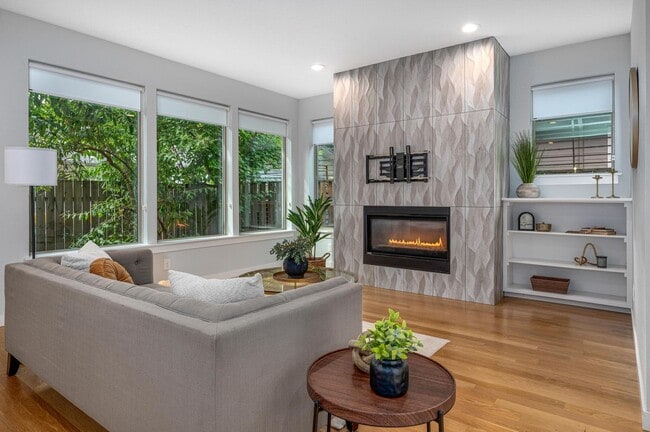 Building Photo - Modern Elegance! Eastmoreland Stunner! Pre...