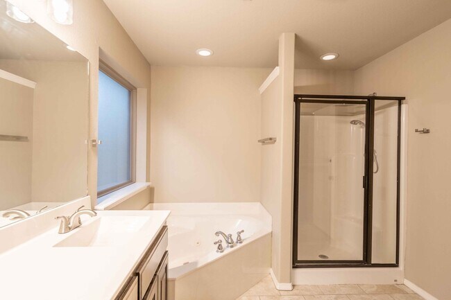 Building Photo - Large 3 Bed 2 Bath House in Broken Arrow - Available Mid March