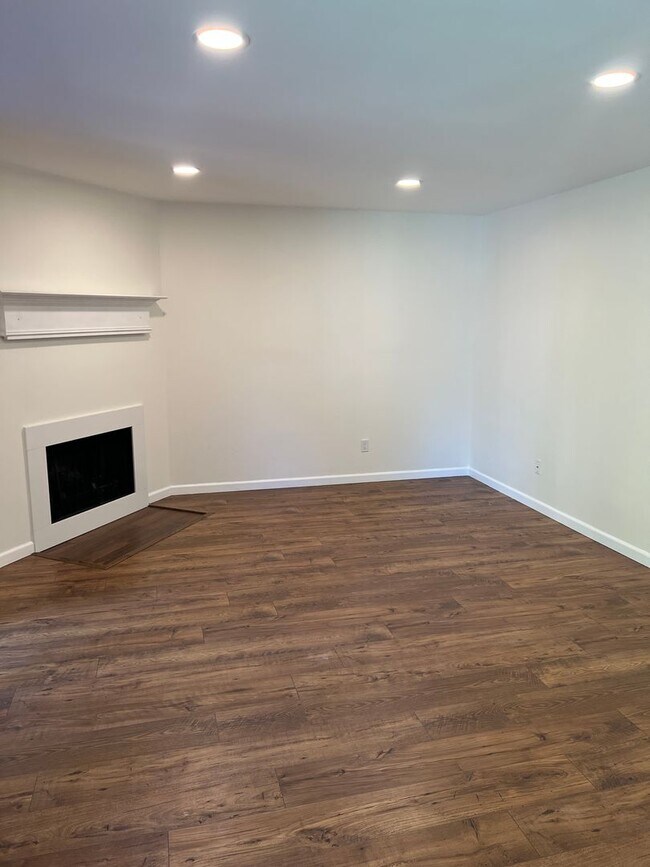 Building Photo - Newly renovated 2 bed x 1 bath on top floor in Kirkland!
