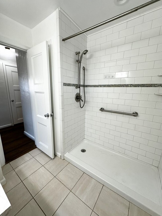 Building Photo - Well-Maintained 4-Bedroom in Haygood Area of Virginia Beach