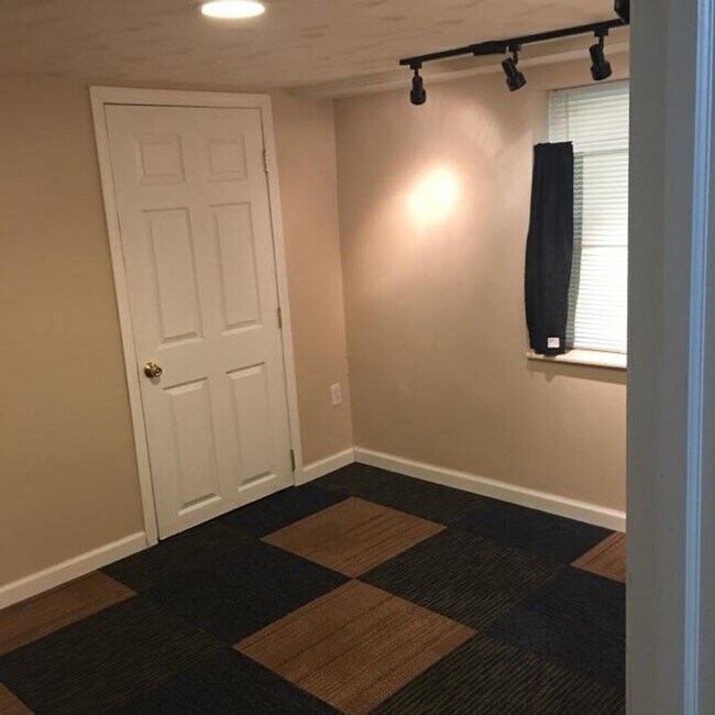 Building Photo - South Oakland Large and renovated 3 bedroom apartment Must SEE!