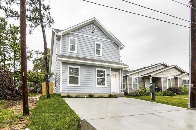 Building Photo - 16980 W Ivanhoe St