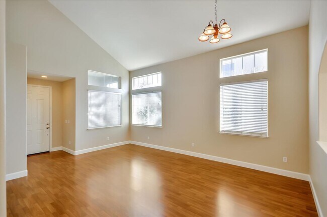 Building Photo - OPEN & SPACIOUS, 4 BEDROOM, 3 BATH 2 STORY...