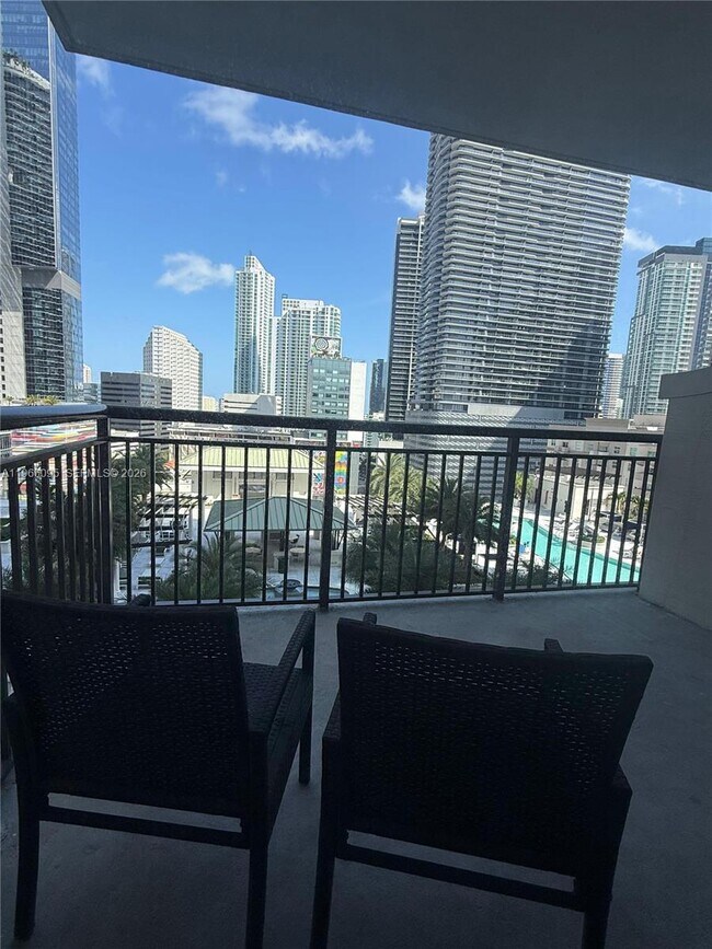 Building Photo - 999 SW 1st Ave