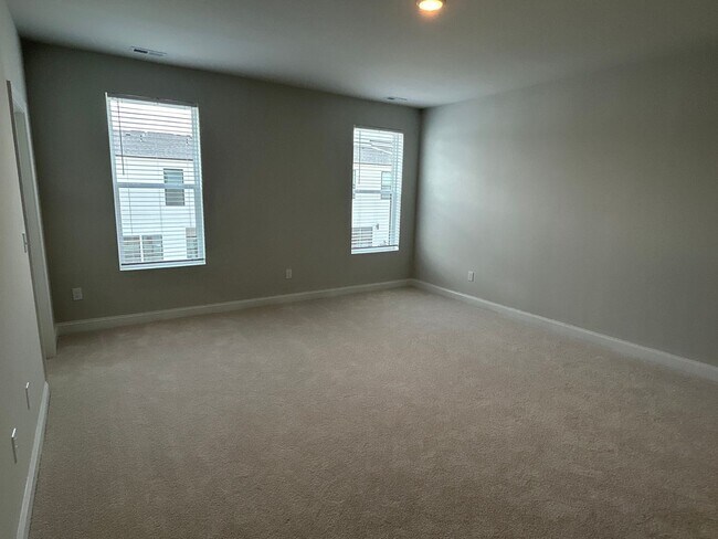 Building Photo - Luxury Condo in Raleigh - 3 beds|2.5 baths...