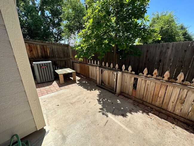 Building Photo - Beautiful 3 Bed 2.5 Bath Townhouse in NW F...