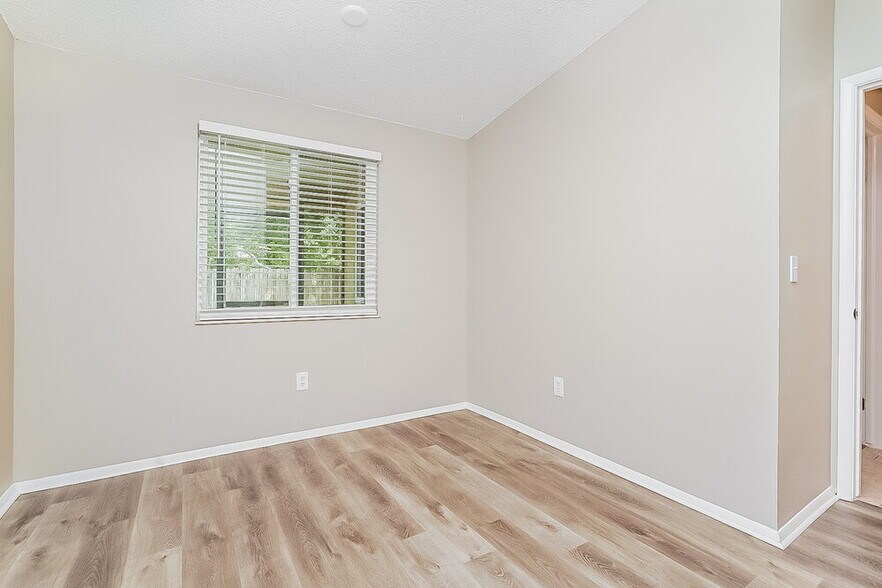 Building Photo - 633 Timber Bay Cir W