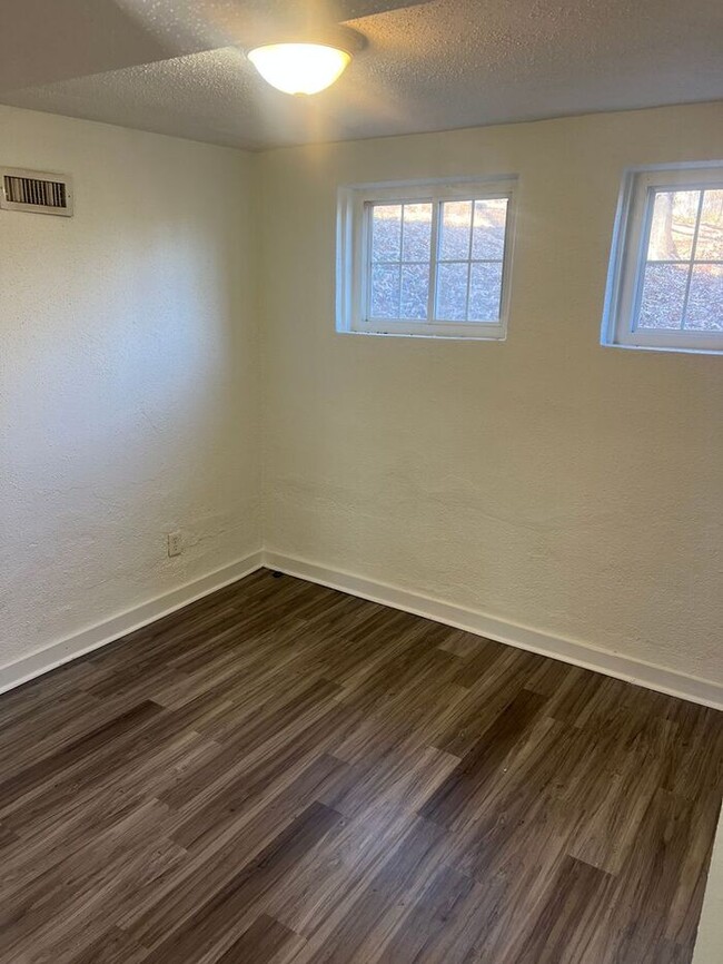 Building Photo - Newly Remodeled 2 Bedroom 1 Bath *Water In...