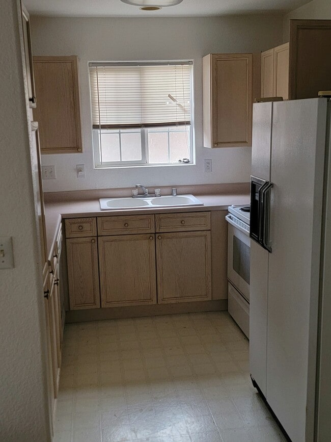 Building Photo - 5122 W 11th St