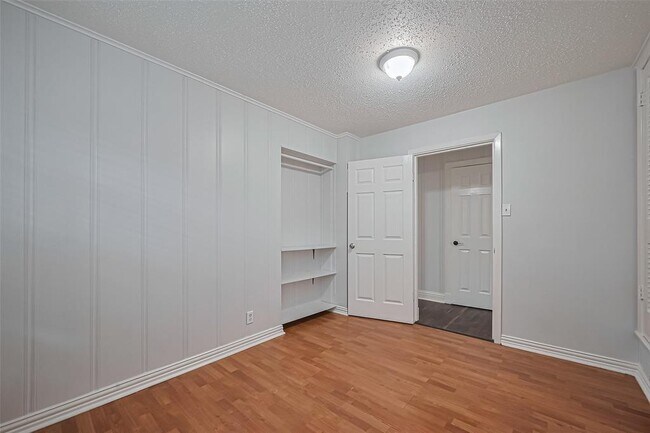 Building Photo - 8045 Ridgeview Dr