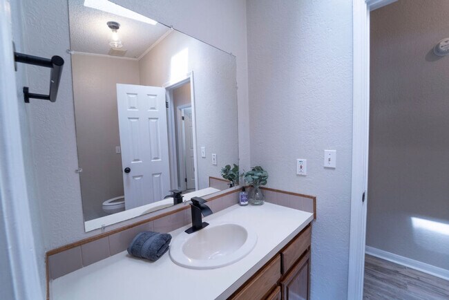 Building Photo - 2988 Lisa Dr