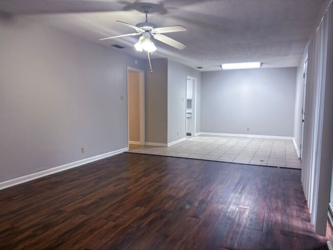 Building Photo - 3 Bed 2 Bath Apartment in Central Tyler! F...