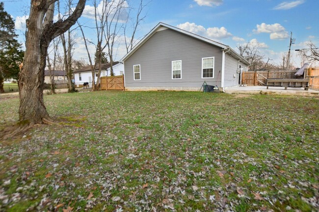 Building Photo - Pet Friendly Three Bedroom!