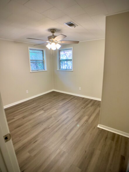 Building Photo - 353 Camelot Dr