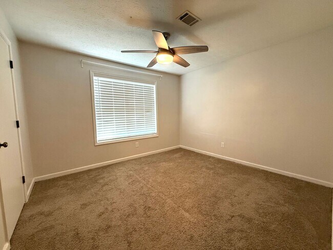Building Photo - Renovated 3 bedroom 2 bath Ranch