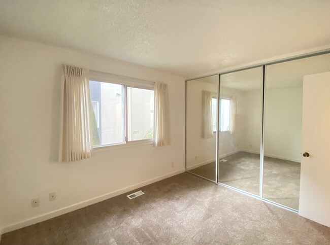 Building Photo - HUGE Stunning Remodeled 1BR/1BA Flat! Parking! -PROGRESSIVE