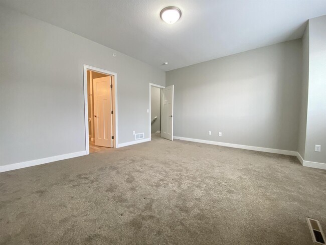 Building Photo - 686 Stone Haven Dr NE