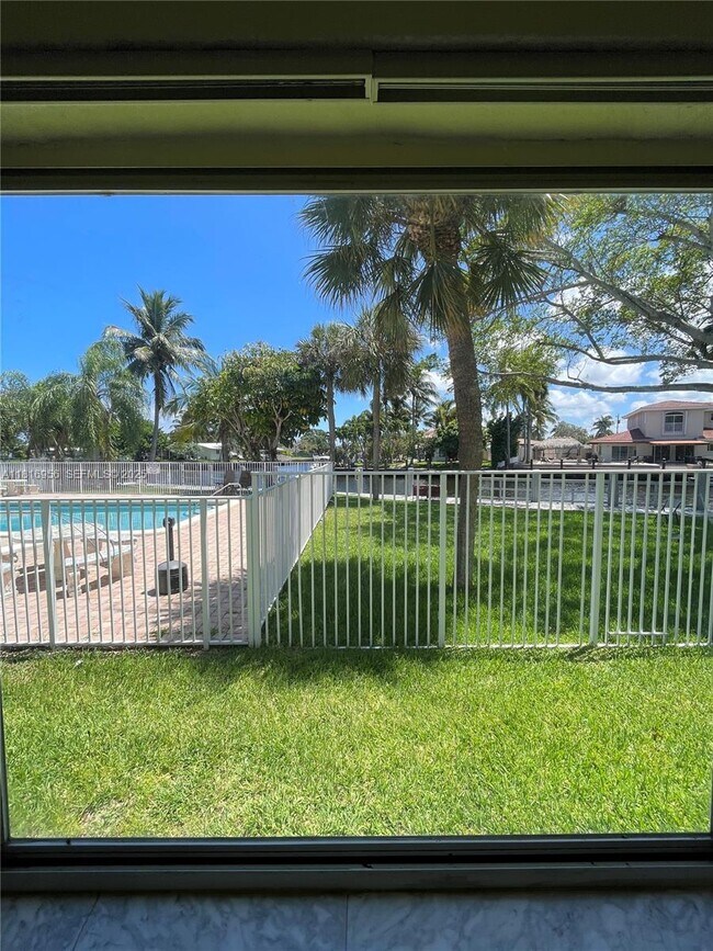 Building Photo - 251 SE 6th Ave