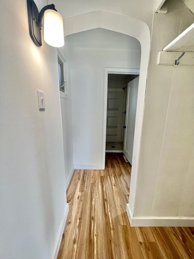 Building Photo - 4 Bedroom House in New Haven