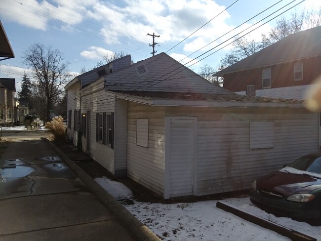 Building Photo - 725 Fulton St E