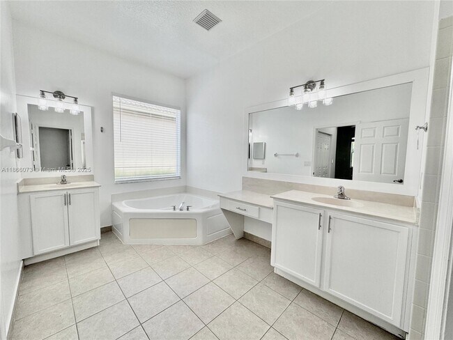 Building Photo - 4451 Laurel Pl