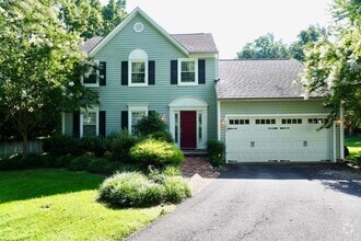 Building Photo - Lovely and Spacious 3 Bedroom 2.5 Bathroom...